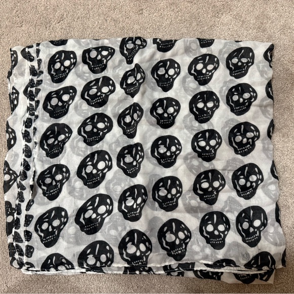 Accessories - Black and White Skull Infinity Scarf